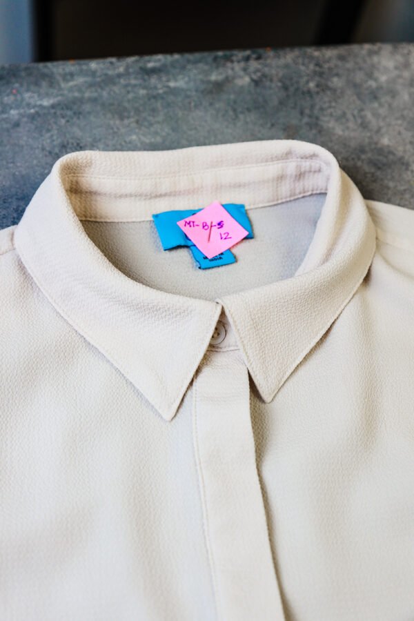 BLUSA BEIGE MANGAS ENCAJE - Image 2