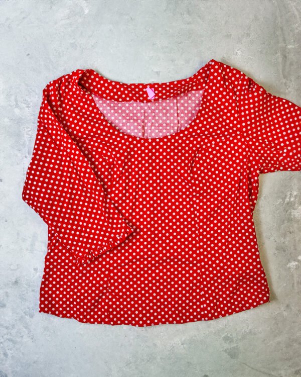 BLUSA ROJA CON PUNTOS BLANCOS MANGA LARGA