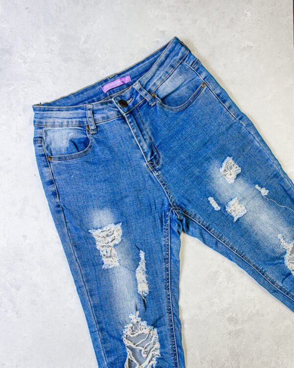 JEANS CON ROTURAS
