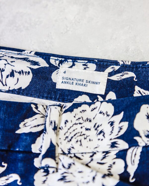 PANTALON CASUAL FLORES AZULES - Image 4