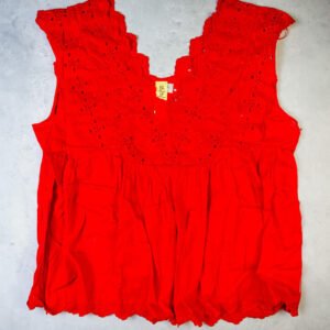 BLUSA ROJA CON DETALLES BROCADOS EN LA PARTE SUPERIOR