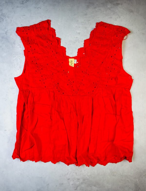BLUSA ROJA CON DETALLES BROCADOS EN LA PARTE SUPERIOR