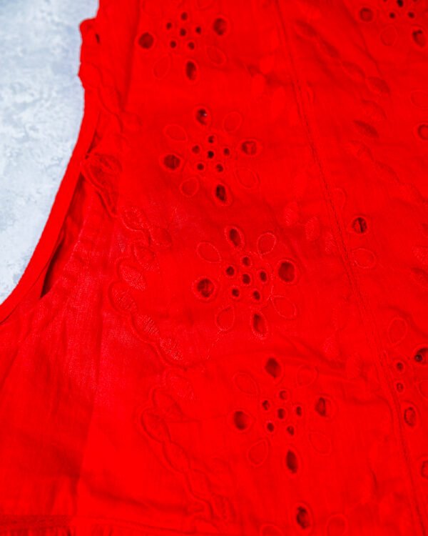 BLUSA ROJA CON DETALLES BROCADOS EN LA PARTE SUPERIOR - Image 2