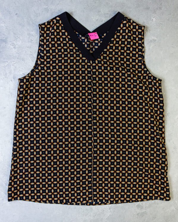 BLUSA TOMMY NEGRA CON HOJAS