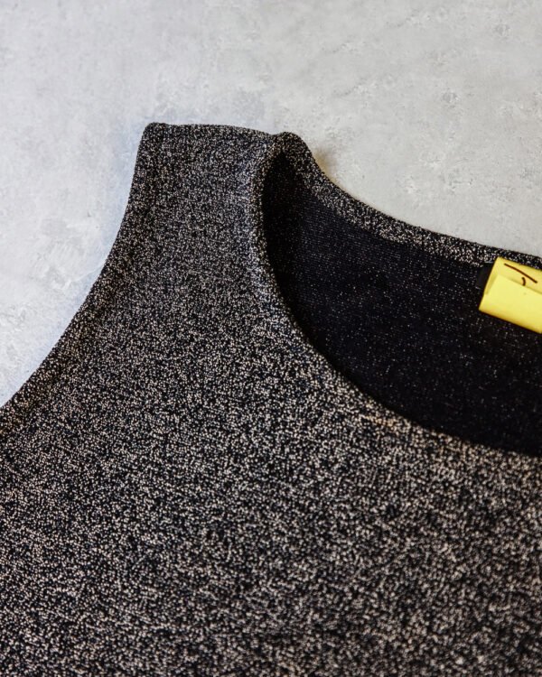 BLUSA GRIS, TELA GRUESA, SIN MANGAS - Image 2