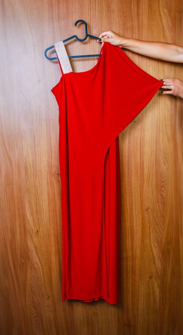 JUMPSUIT ROJO, HOMBRO PLATEADO