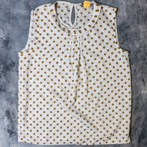 BLUSA BLANCA CON PUNTOS DORADOS