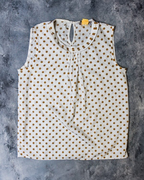 BLUSA BLANCA CON PUNTOS DORADOS