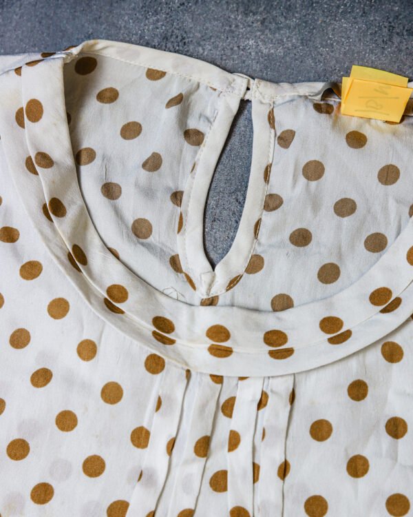 BLUSA BLANCA CON PUNTOS DORADOS - Image 2