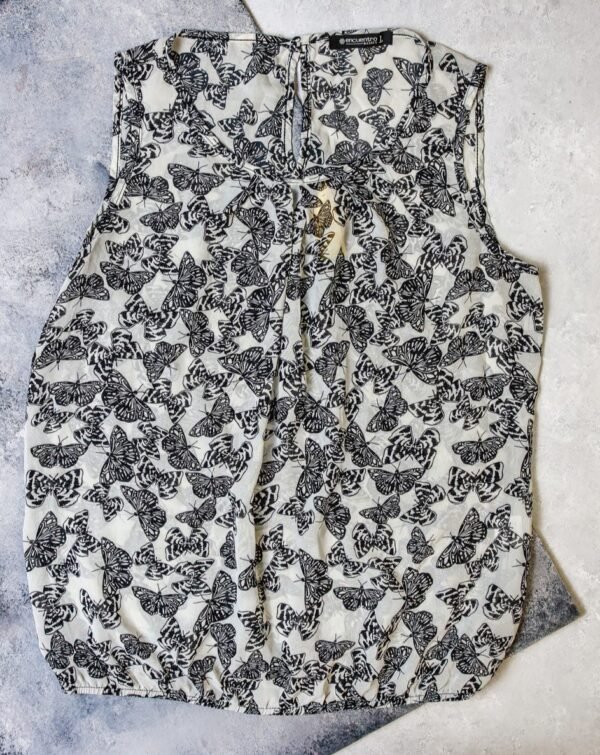 BLUSA DE VETIR GRIS CON MARIPOSAS NEGRAS