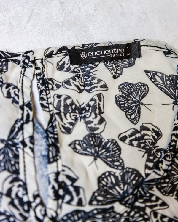 BLUSA DE VETIR GRIS CON MARIPOSAS NEGRAS - Image 2