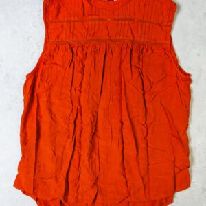 BLUSA TERRACOTA SIN MANGAS. DETALLES.