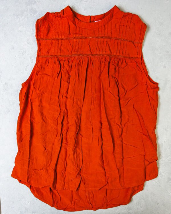 BLUSA TERRACOTA SIN MANGAS. DETALLES.