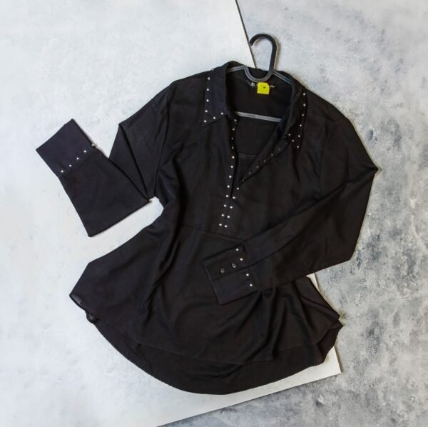 BLUSA NEGRA  APLIQUES DE TACHUELAS, ZARA