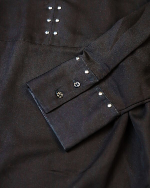 BLUSA NEGRA  APLIQUES DE TACHUELAS, ZARA - Image 2