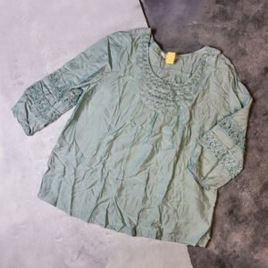 BLUSA AZUL CLARO CON PERLAS Y ENCAJE