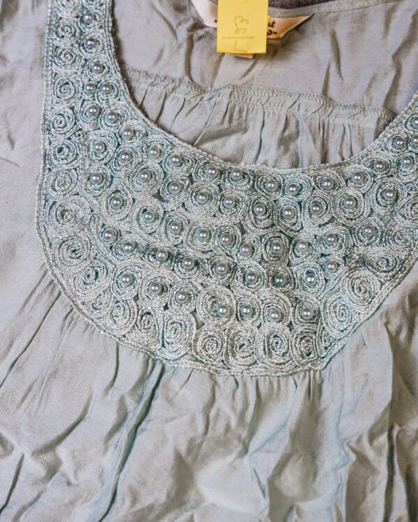 BLUSA AZUL CLARO CON PERLAS Y ENCAJE - Image 2