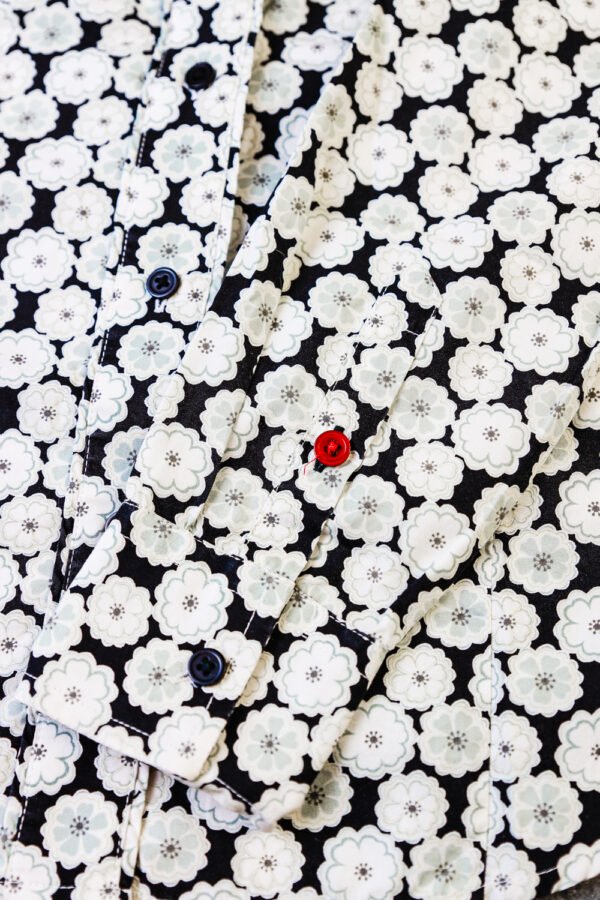 CAMISA MUJER CON FLORES BLANCAS - Image 2