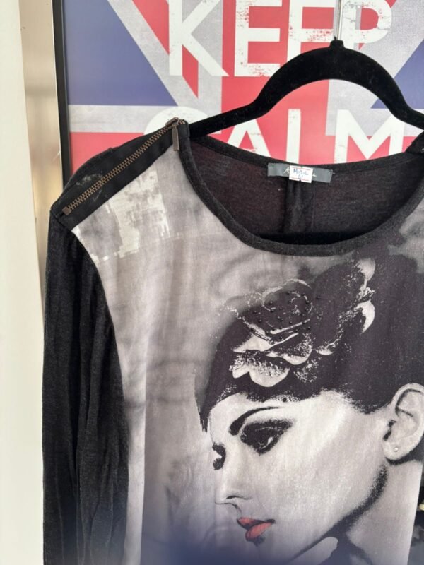 SWEATER NEGRO CON CARA - Image 2