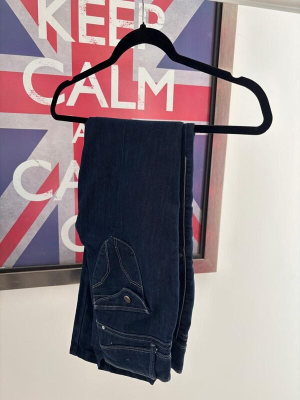 JEANS AZUL CON DISEÑO BOLSILLO POSTERIOR