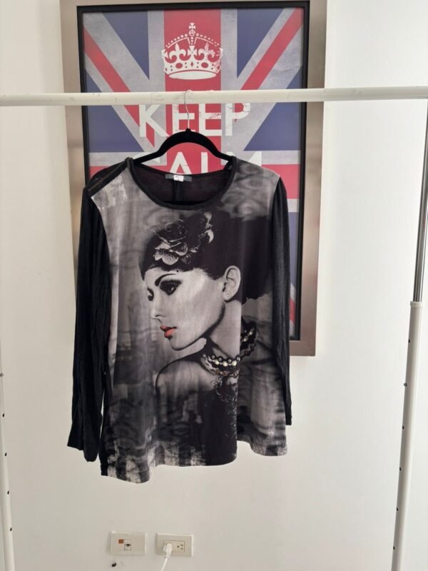SWEATER NEGRO CON CARA
