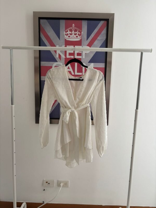 MINI VESTIDO BLANCO CON RAYITAS EN RELIEVE - Image 2